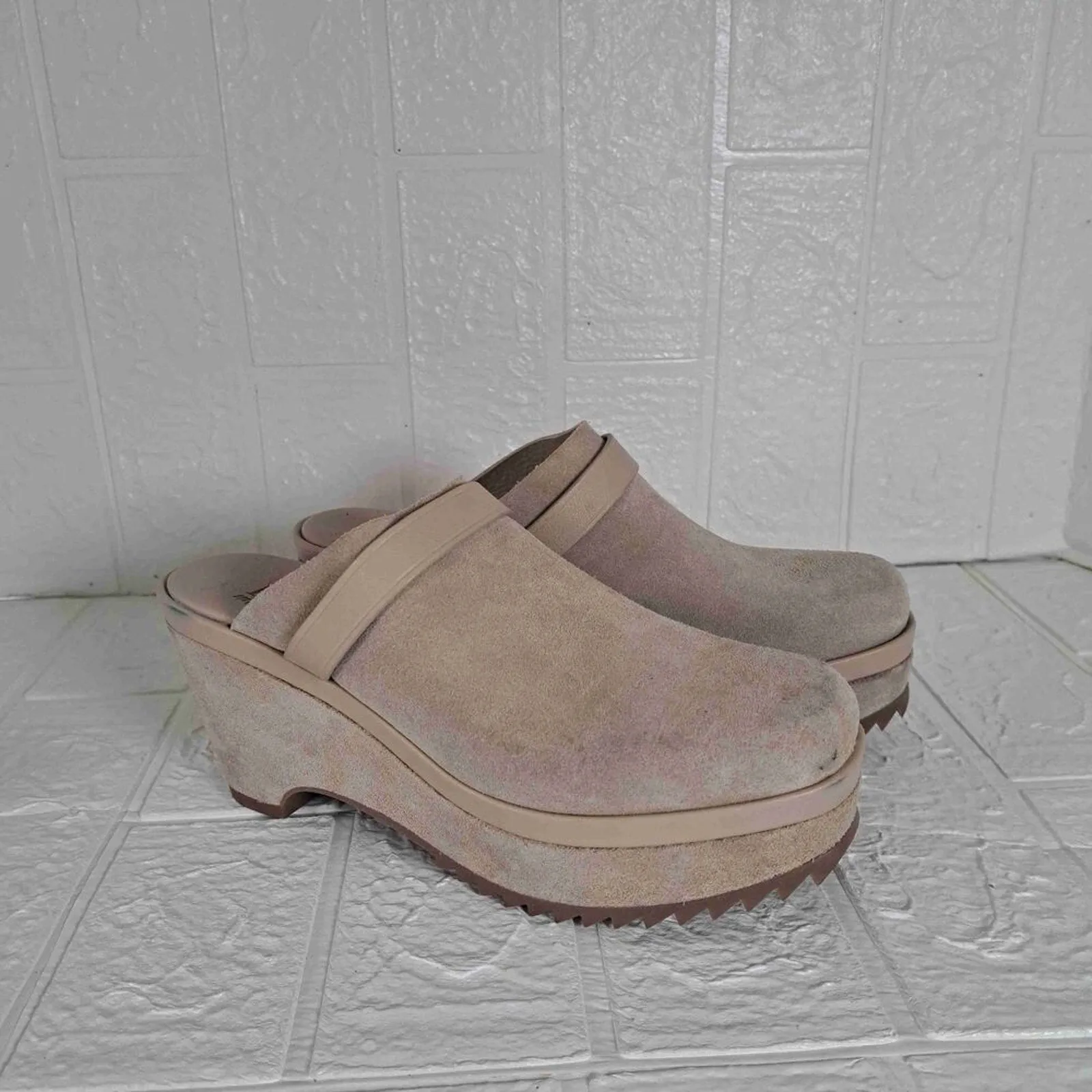 Pedro Garcia Tan Suede Upper Platform Sole Round Toe Clogs Size 7.5