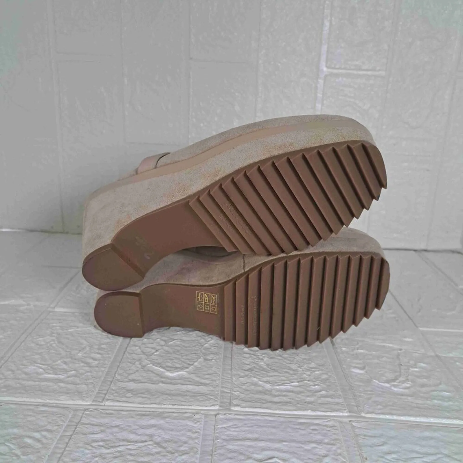 Pedro Garcia Tan Suede Upper Platform Sole Round Toe Clogs Size 7.5